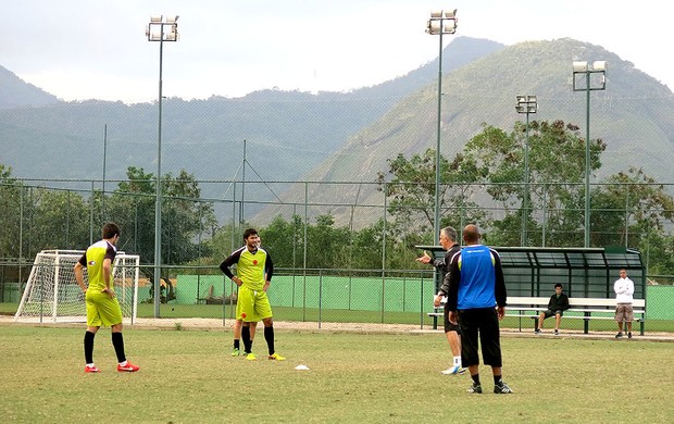 Dorival Junior com Pedro Ken e Juninho treino Vasco (Foto: Raphael Zarko)