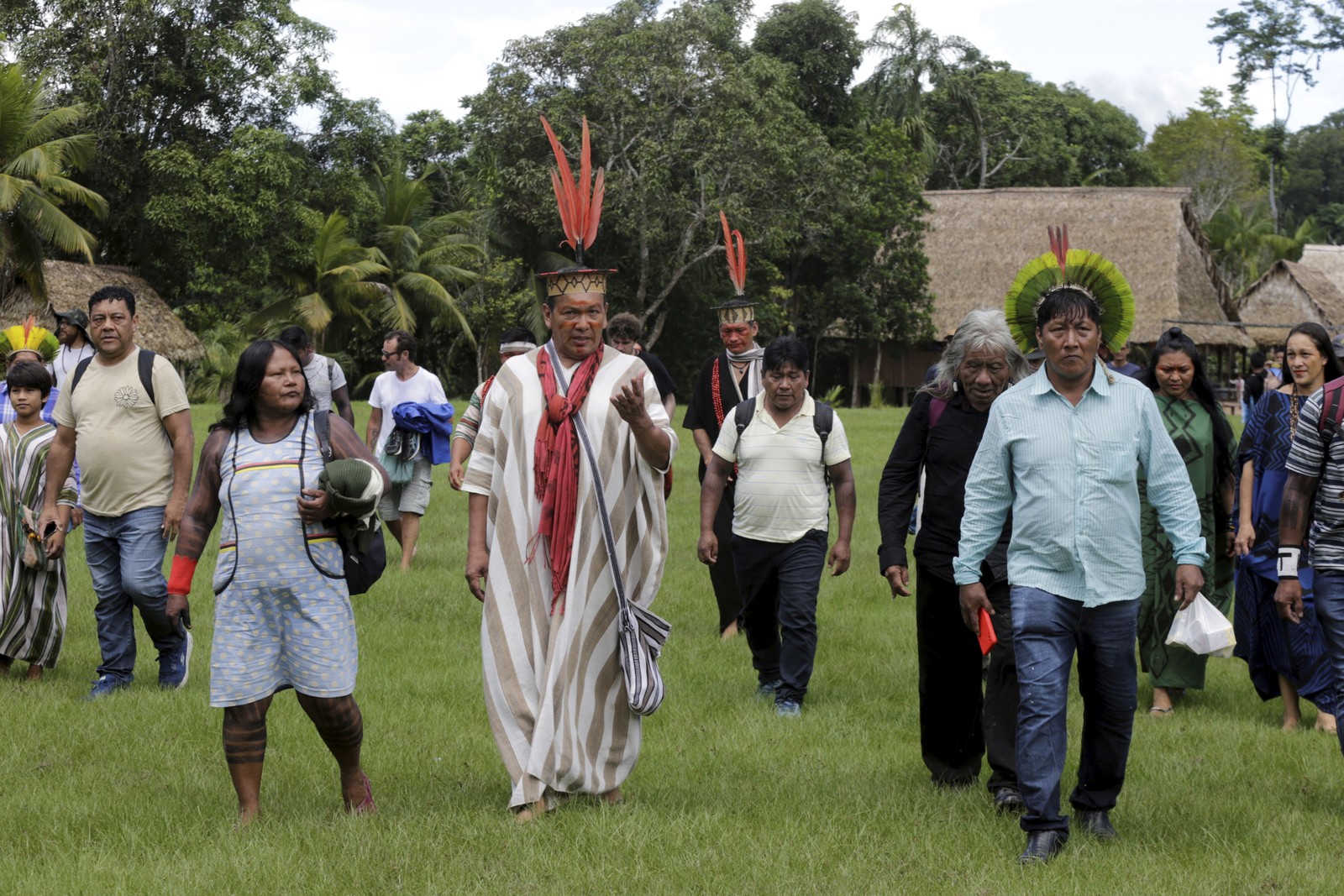 O líder indígena da Aldeia Apiwtxa, Francisco Pyãko, acompanha os kayapó para conhecer a sua morada durante o intercâmbio inédito de troca de saberes da floresta — Foto: Domingos Peixoto / Agência O Globo
