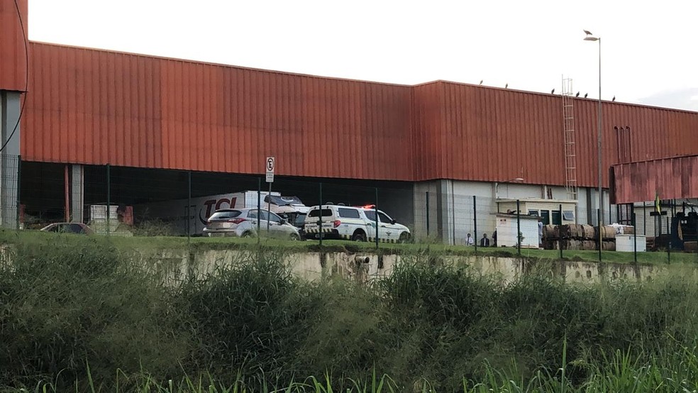 Polícia esteve no mercado e isolou a área até a chegada do IML de Rio Branco — Foto: Guilherme Barbosa/Rede Amazônica Acre