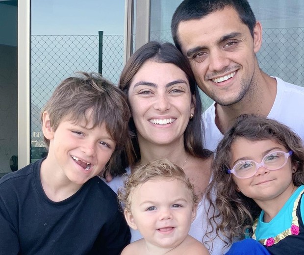 Felipe Simas ao lado da mulher, Mariana Uhlmann, e dos três filhos do casal -- Joaquim, Vicente e Maria (Foto: Arquivo pessoal)