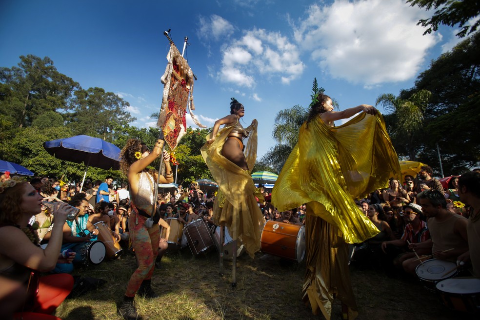Bloco Baco do Parangolé, na Praça Aureliano Leite, bairro da Água Branca, zona oeste de São Paulo, nesta quinta-feira, 21 de abril de 2022.  — Foto: FELIPE RAU/ESTADÃO CONTEÚDO