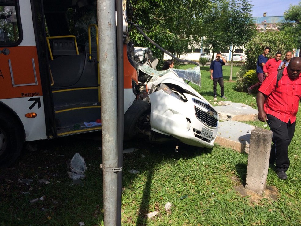 Duas pessoas morreram no acidente envolvendo ônibus e carro em Itaquaquecetuba. — Foto: Ederson Ramalho/ Arquivo Pessoal