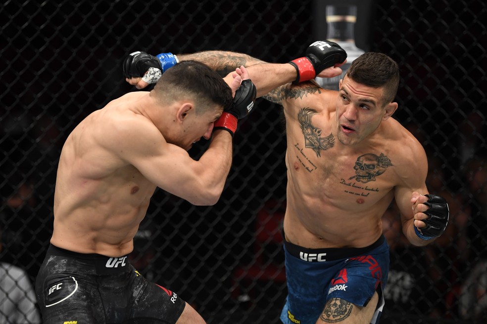 Christos Giagos (dir.) acerta um golpe em Damiz Hadzovic no UFC Estocolmo â?? Foto: Getty Images