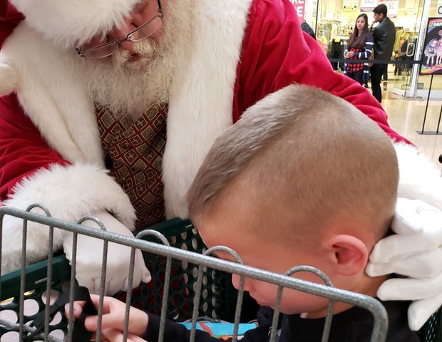 Papai Noel acalma menino com autismo (Foto: Reprodução: Facebook)