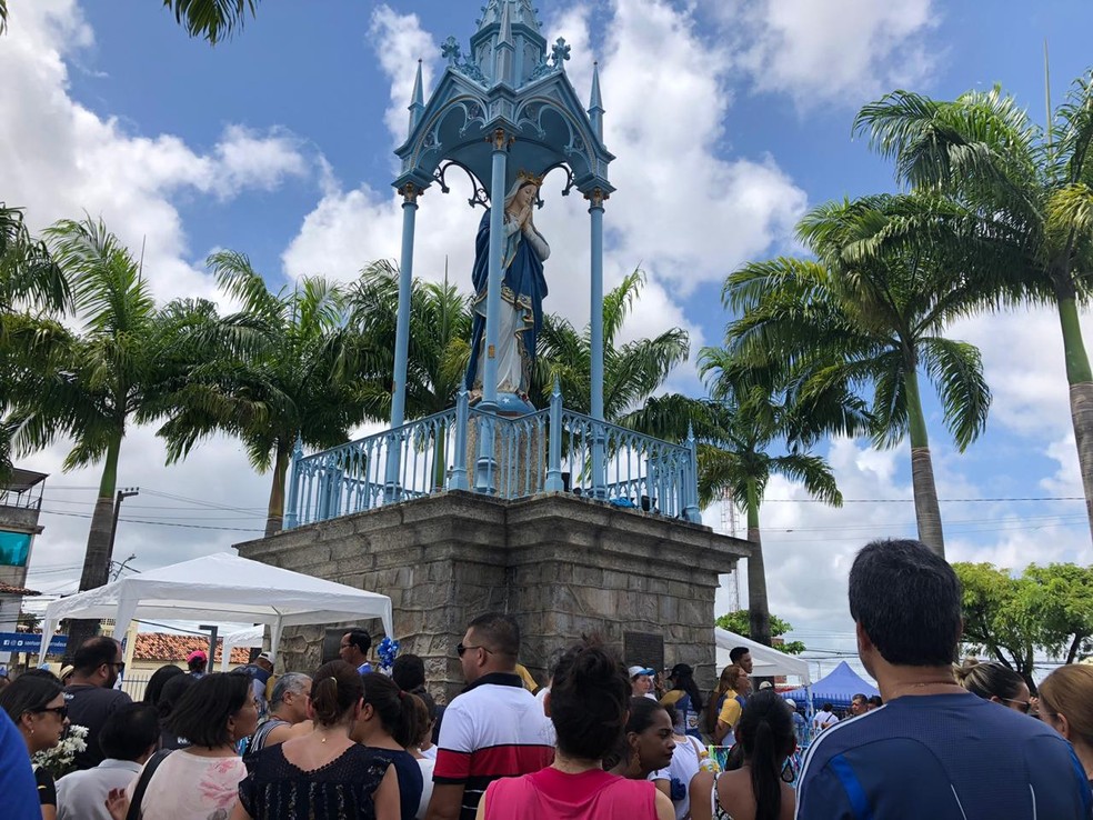 Fieis se reúnem aos pés da imagem de Nossa Senhora da Conceição, no Morro da Conceição, Zona Norte do Recife, neste sábado (1º) — Foto: Pedro Alves/G1