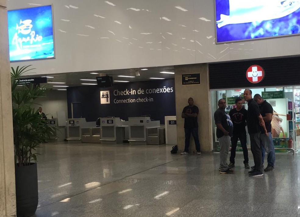 Seguranças do Fluminense estiveram no Galeão — Foto: Thayuan Leiras