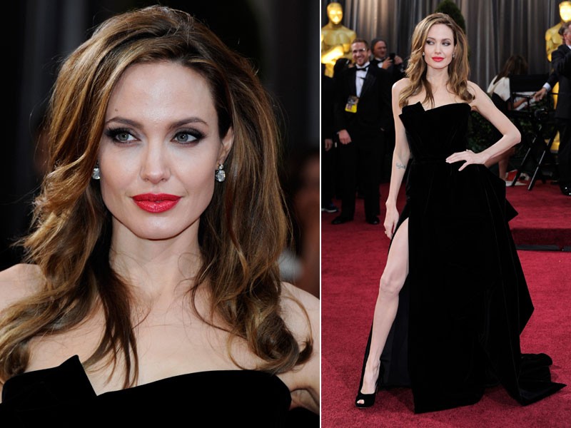2012: Angelina Jolie roubou a cena no tapete vermelho usando um Atelier Versace, que deixava uma de suas pernas praticamente toda de fora. A pose da atriz virou notícia no mundo todo (Foto: Getty Images)