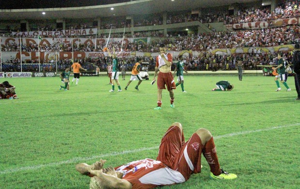 Olívio chora a derrota do Galo (Foto: Ailton Cruz/ Gazeta de Alagoas)