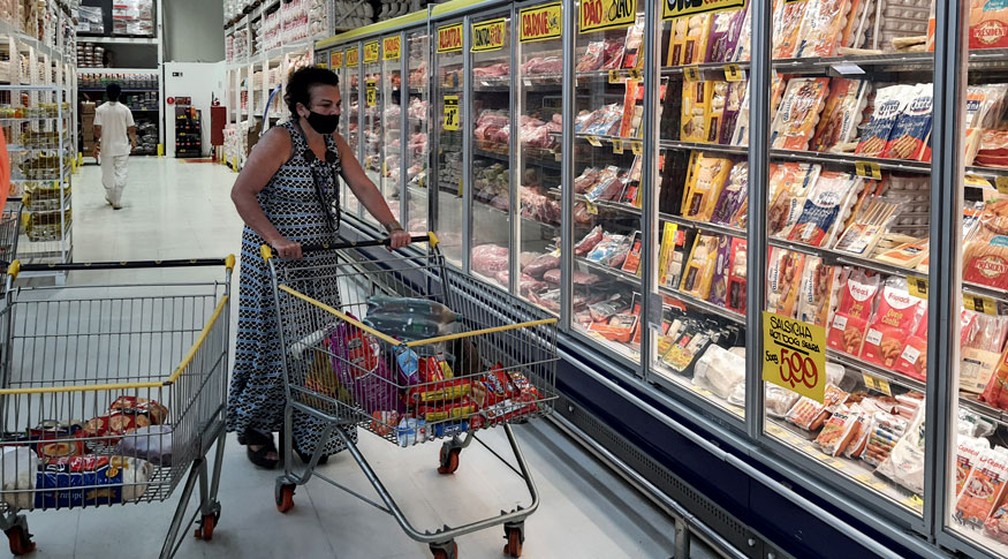 Segmento de hiper e supermercados foi o único dos oito investigados na pesquisa do IBGE que registrou crescimento nas vendas em março — Foto: Eduardo Peret/Agência IBGE Notícias