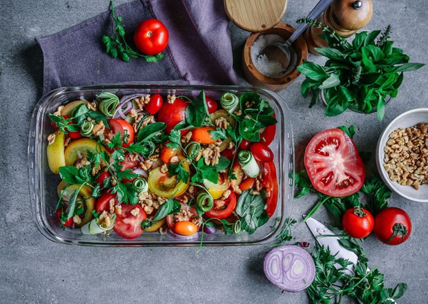 Salada colorida é feita com cinco tipos de tomates, abobrinha e nozes (Foto: Simplesmente)