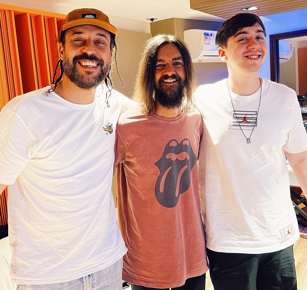 Gabriel O Pensador entra no balanço do reggae de Armadinho com produção de Kevin White |  Weblog do Mauro Ferreira