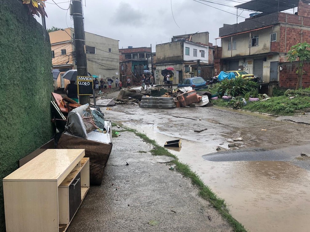 Em Realengo, moradores contabilizam os prejuízos provocados pela chuva, que invadiu casas e arrastou móveis pelas ruas — Foto: Julia Arraes/GloboNews