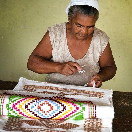A tecelã Joana Pinta (à dir., no alto), a mais velha a se dedicar à arte em Berilo, Minas Gerais (Foto: RENAN QUEVEDO)