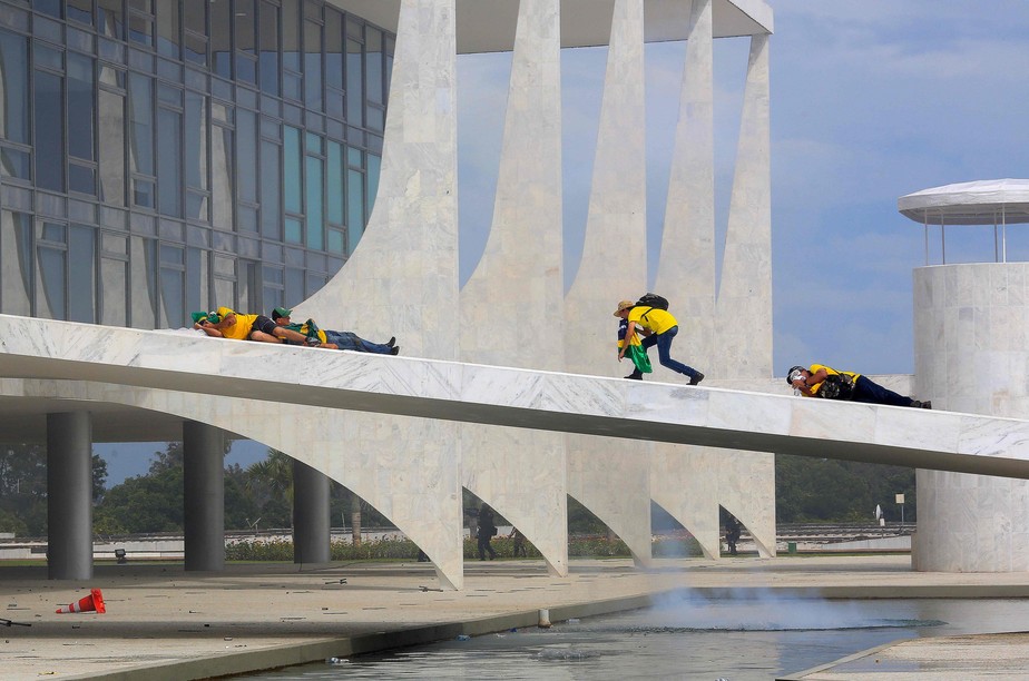 Manifestantes que apoiam o ex-presidente Jair Bolsonaro subiram a rampa do Palácio do Planalto, durante atos golpistas em Brasília