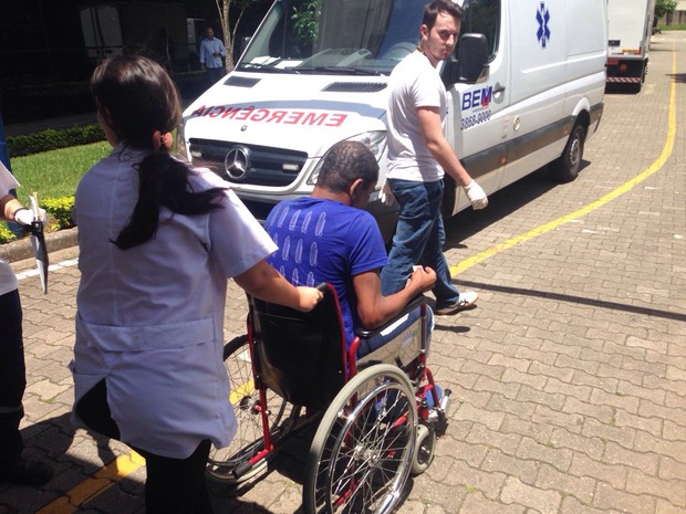 Manifestante pró-Lula sai ferido de cadeira de rodas (Foto: Márcio Pinho/ G1)