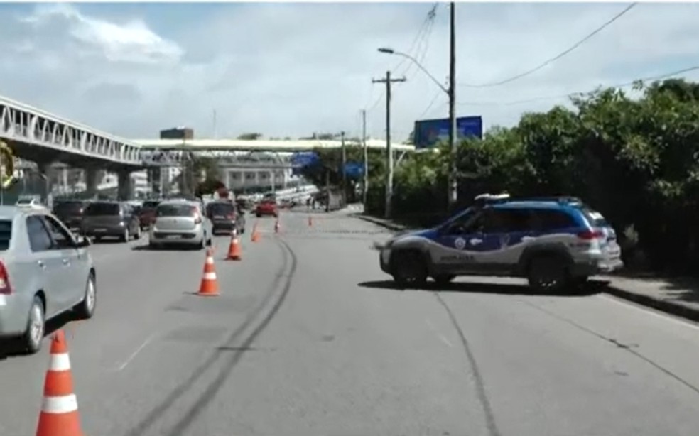 Duas faixas em frente ao terminal foram interditadas após suspeita de bomba deixada em estacionamento — Foto: Reprodução/TV Bahia