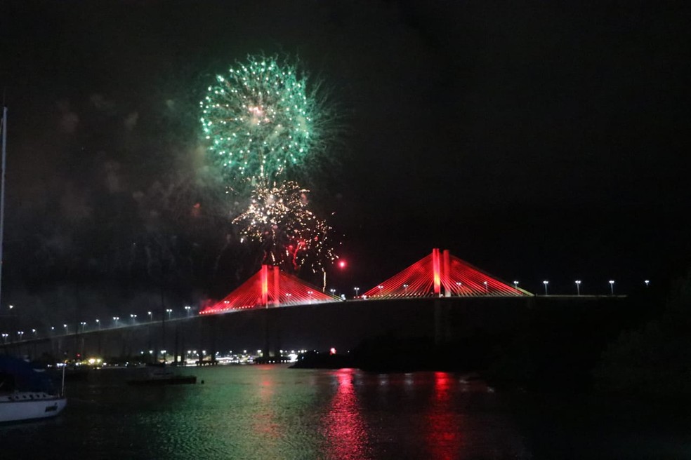 Queima de fogos na ponte Newton Navarro, em Natal — Foto: Elias Medeiros
