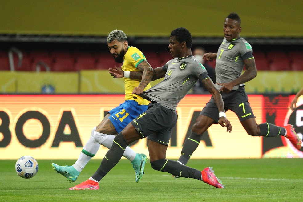Arboleda em a&ccedil;&atilde;o pelo Equador tentando desarmar Gabigol, no jogo contra o Brasil &mdash; Foto: Buda Mendes/Getty Images