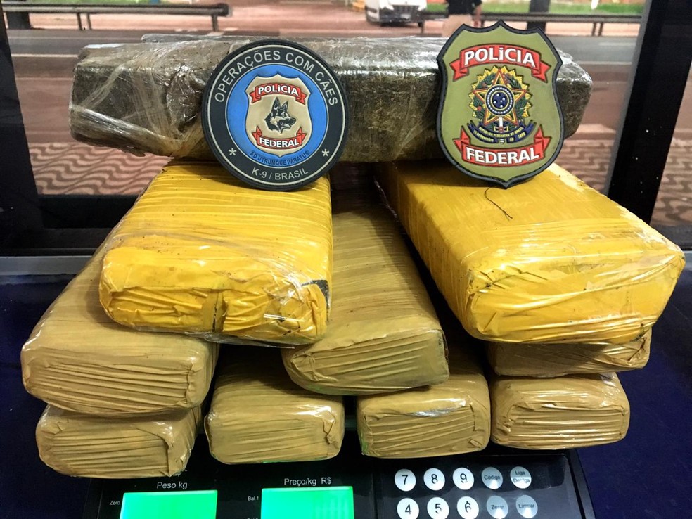 O menor e os cerca de 11,5Kg da droga foram encaminhados à delegacia especializada para as providências de praxe. — Foto: Polícia Federal/Assessoria