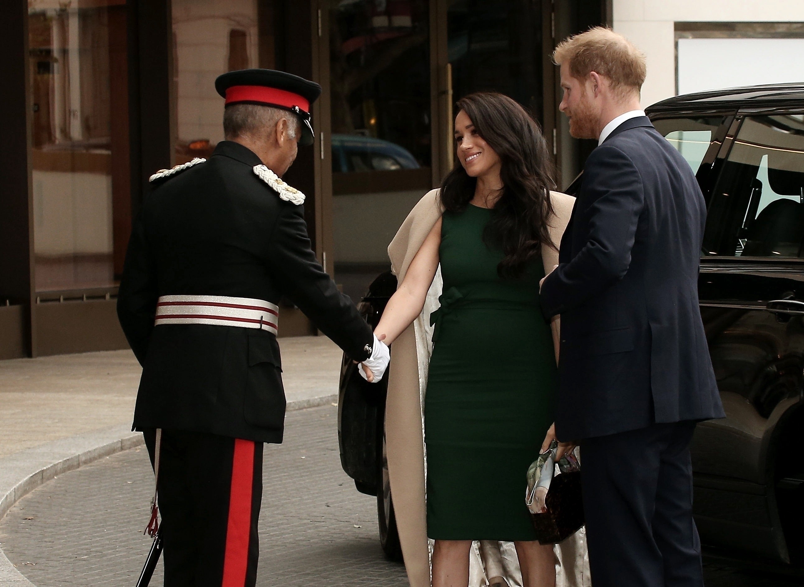 Meghan Markle repete look em evento ao lado de Príncipe Harry (Foto: Cobra / Backgrid)