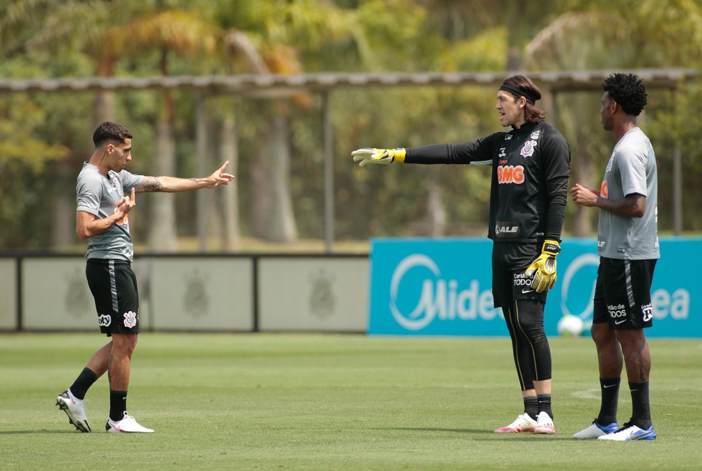 Bruno Méndez vai pro jogo, e Mantuan trata pancada no quadril