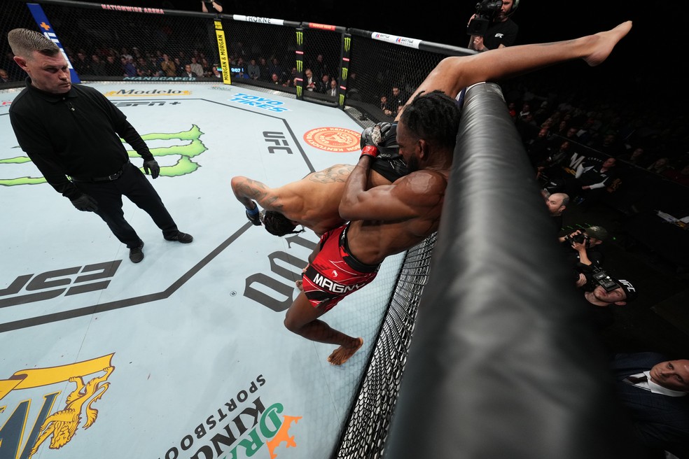 Neil Magny ergue Max Griffin e quase o joga fora do octógono na reta final do combate — Foto: Josh Hedges/Zuffa LLC