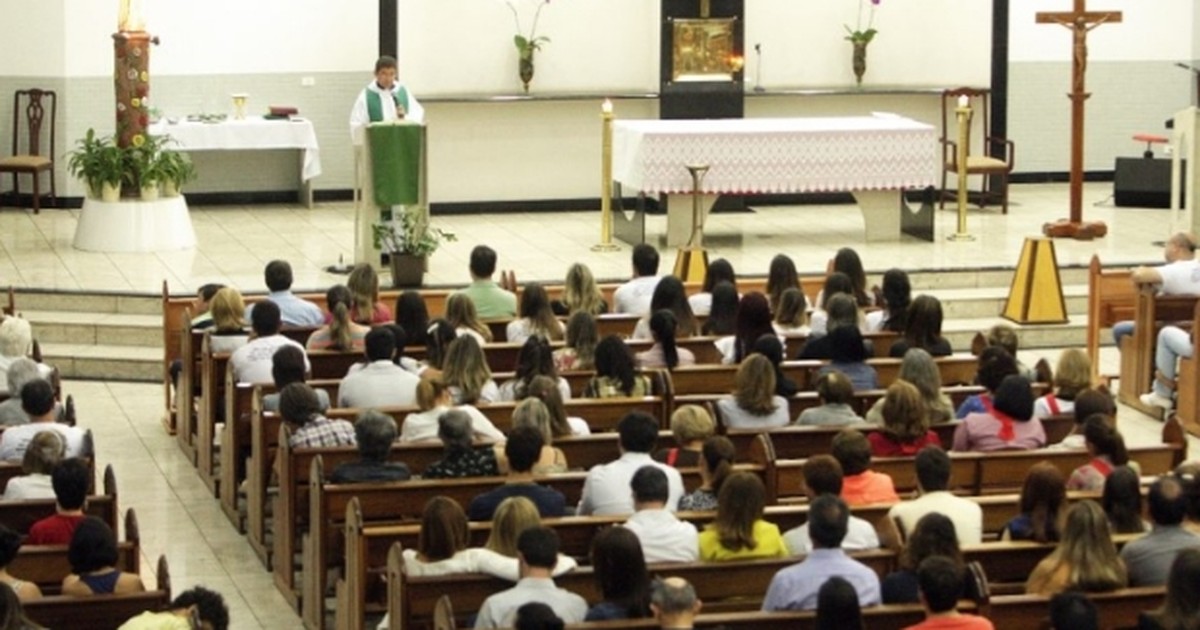 Foto: Os pais de Cristiano Araújo e sua namorada, Allana Moraes, também  vítima fatal do acidente, participaram da missa celebrada na Paróquia Nossa  Senhora da Assunção - Purepeople