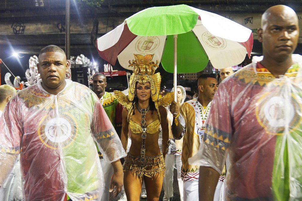Paolla Oliveira se protege da chuva antes do desfile da Grande Rio — Foto: Marcos Serra Lima/G1