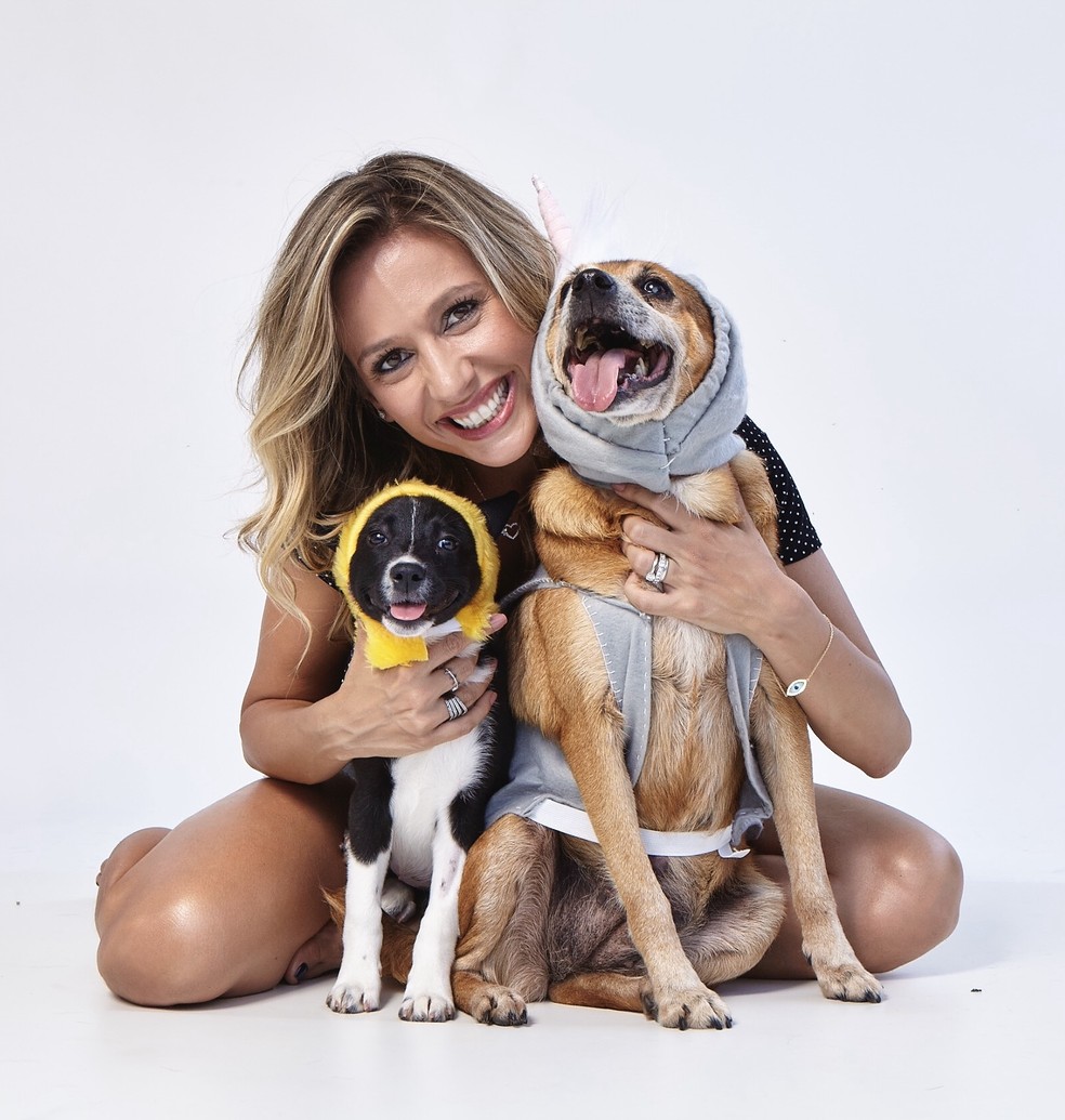 A apresentadora e ativista Luisa Mell com seus cachorros Léo e Pinguinha  Foto: Divulgação