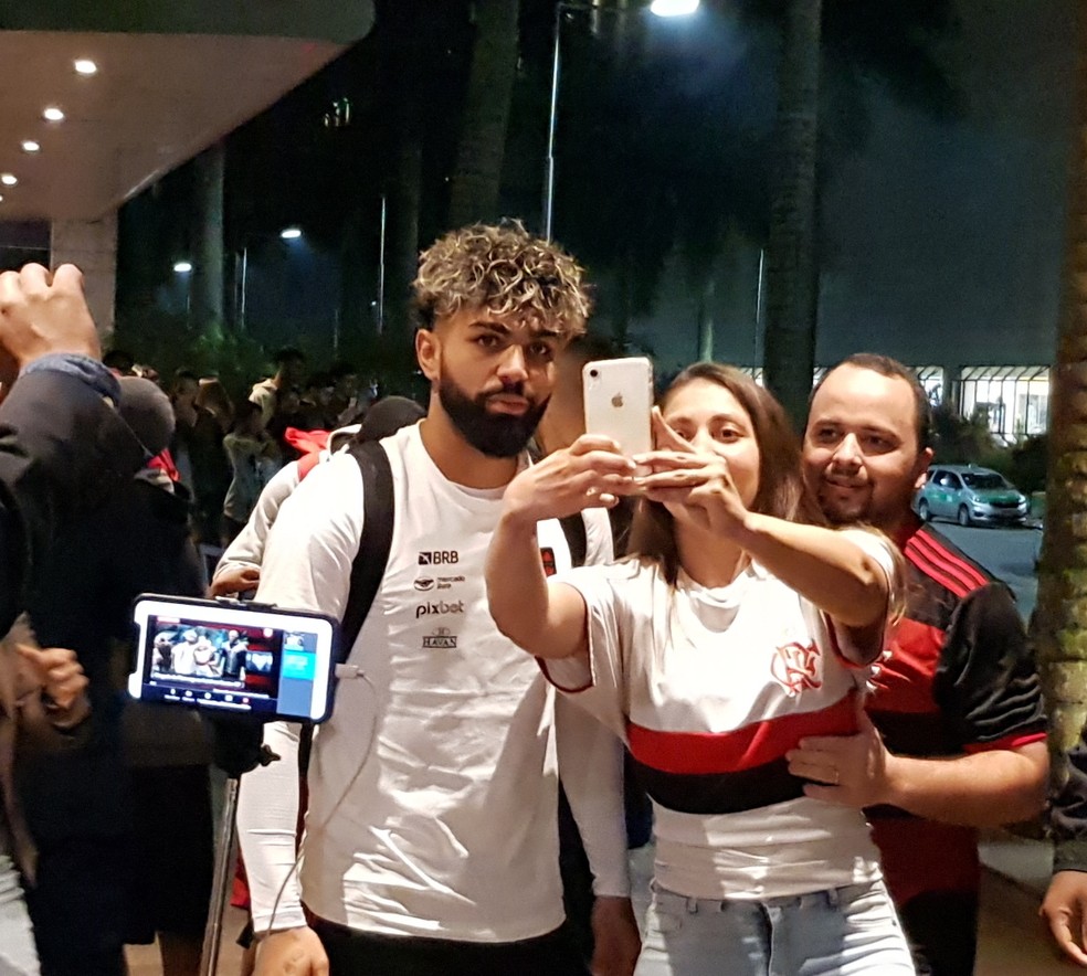 Gabigol na chegada do Flamengo ao hotel em Santos — Foto: Fred Huber