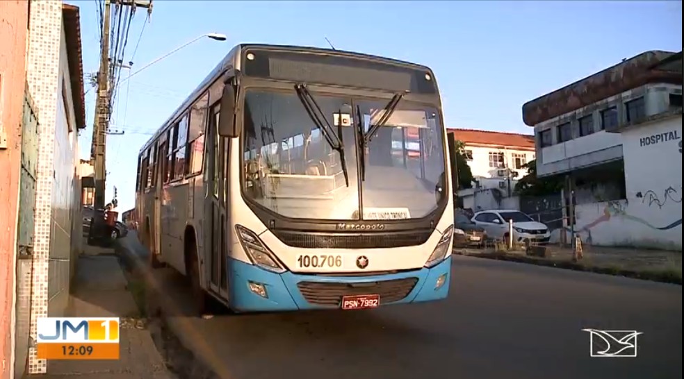 Ônibus que faz a linha do bairro Quebra Pote foi alvo de bandidos nesta segunda-feira 925) — Foto: Reprodução/TV Mirante