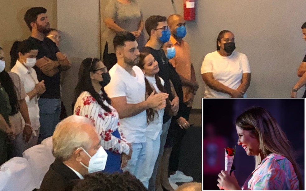 Mãe de Marília Mendonça, Murilo Huff e Maiara em culto em homenagem à cantora, em Goiânia — Foto: Danielle Oliveira/G1
