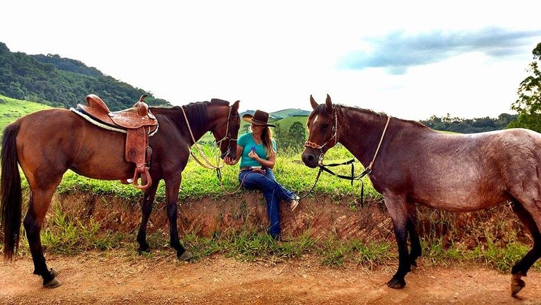 Vanessa Bonamichi com seus dois cavalos (Foto: Vanessa Bonamichi)