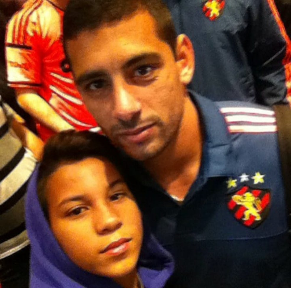 Imagem de Kaio Jorge ao lado de Diego Souza que viralizou na internet  — Foto: Reprodução/Twitter