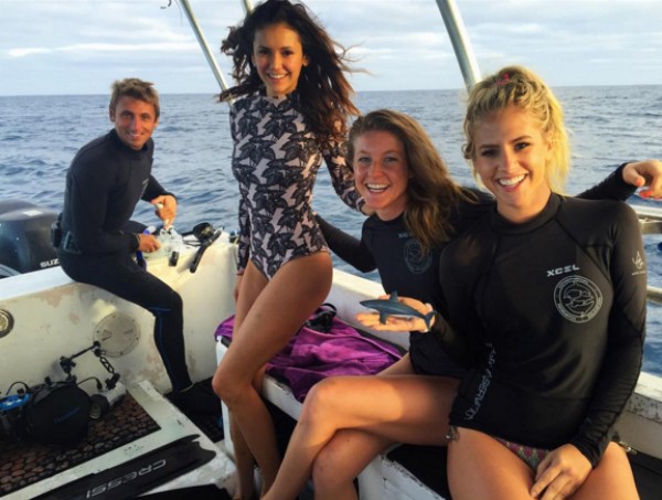Nina Dobrev acompanhada de amigas antes de seu mergulho (Foto: Instagram)