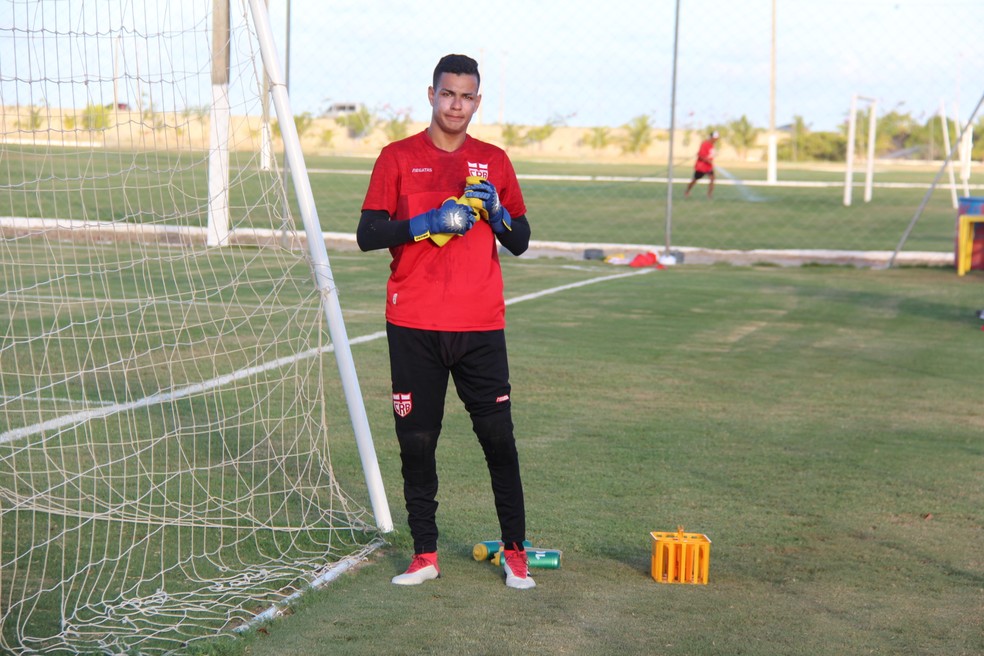 Juninho se despediu do CRB — Foto: Denison Roma - GloboEsporte.com