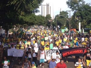 Manifestantes no Centro de Macapá (Foto: Abinoan Santiago/G1)