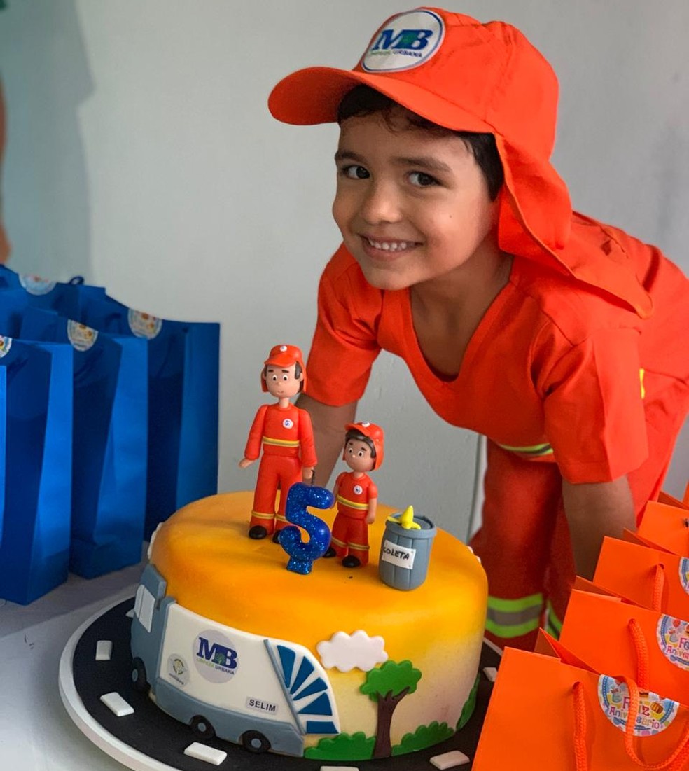 Garoto, que teve bolo temático, completou 5 anos — Foto: Arquivo pessoal