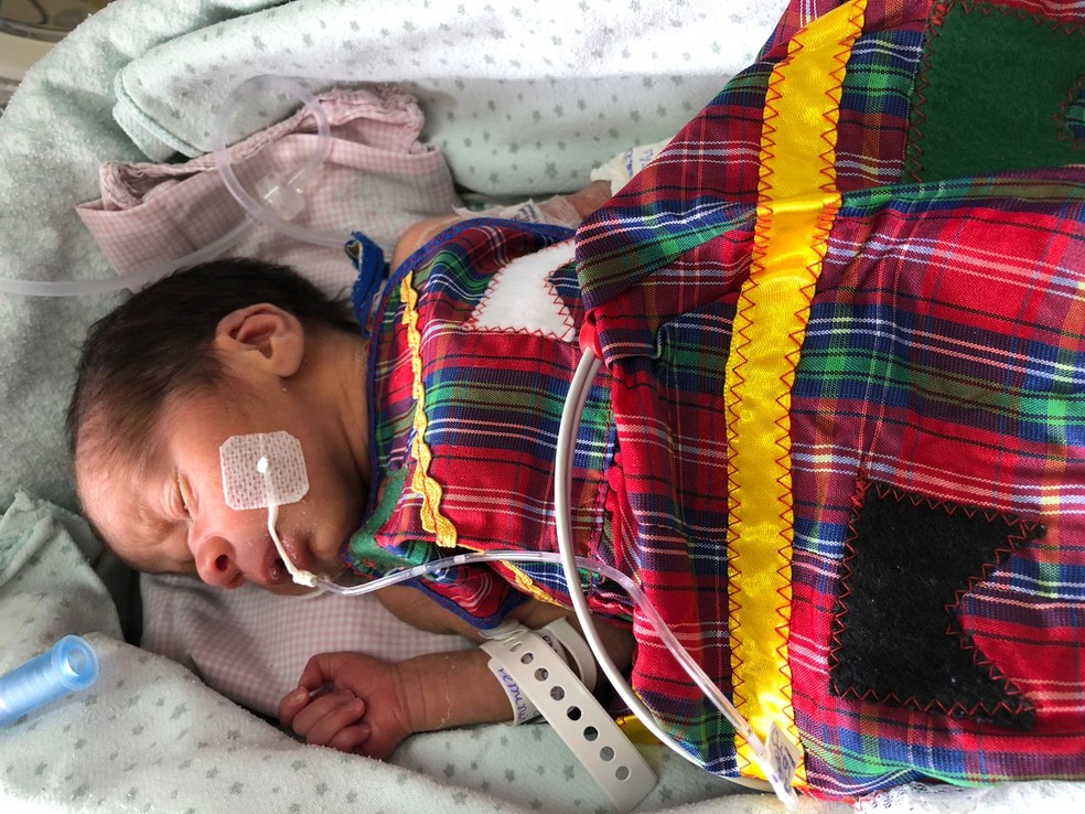 Beb� com vestido de chita e estampa xadrez � Foto: Divulga��o / Hospital da Pol�cia Militar Edson Ramalho