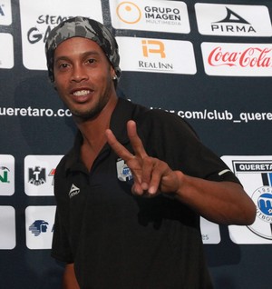 Ronaldinho, do Querétaro, em coletiva (Foto: EFE)