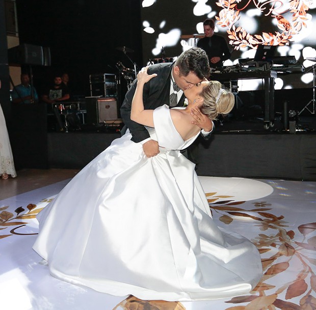 A valsa dos noivos Naiara Azevedo e Rafael Cabral  (Foto: Rafael Cusato/Brazil News)