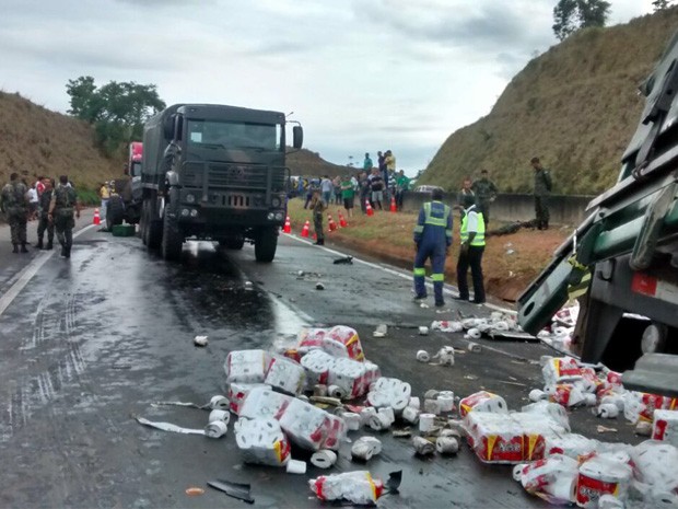 Caminhão carregado com papel também se envolveu em acidente na Fernão Dias (Foto: Polícia Rodoviária Federal)