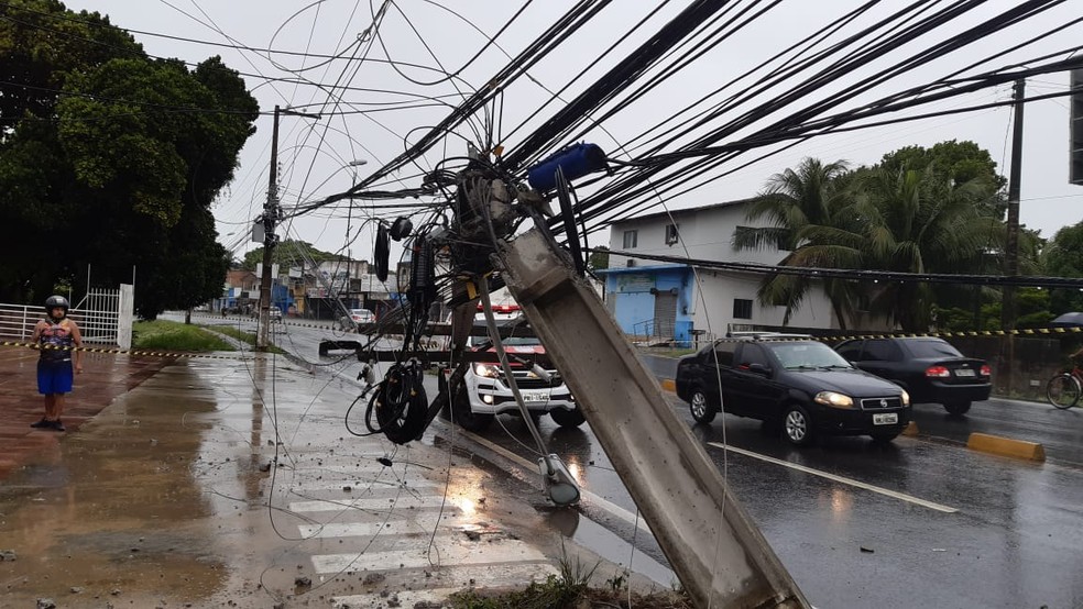 Após batida, poste ficou pendurado pelos cabos — Foto: Bombeiros