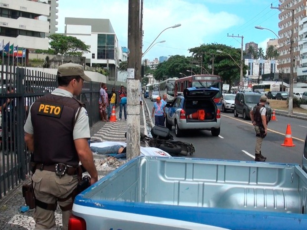 Carro e moto bateram, provocando a morte dos dois irmãos em Salvador (Foto: Gabriel Gonçalves/G1 Bahia)