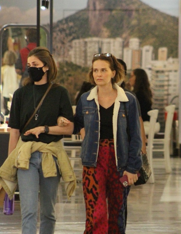 Fernanda Rodrigues e Eduarda Porto passeiam em shopping do Rio (Foto: Rodrigo Adão/AgNews)