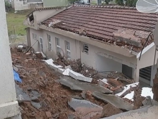 G1 Muro Desaba No Quintal De Duas Casas Durante Forte Chuva Em