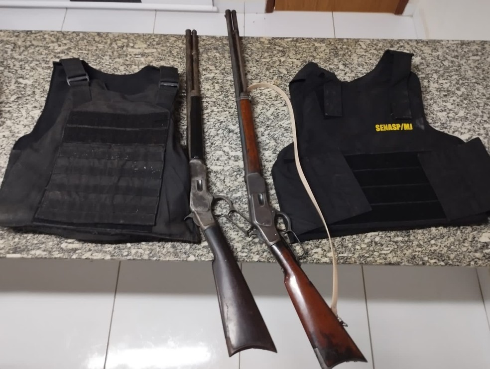 Armas e coletes à prova de bala apreendidas com suspeito em Pau dos Ferros, RN — Foto: Polícia Civil/Divulgação