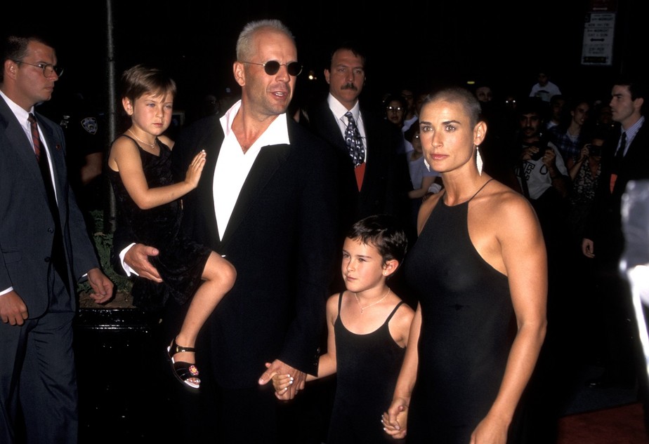 Bruce Willis e a então mulher, Demi Moore, com as filhas do casal: Tallulah e Rummer, na première de Streaptease, em 1996