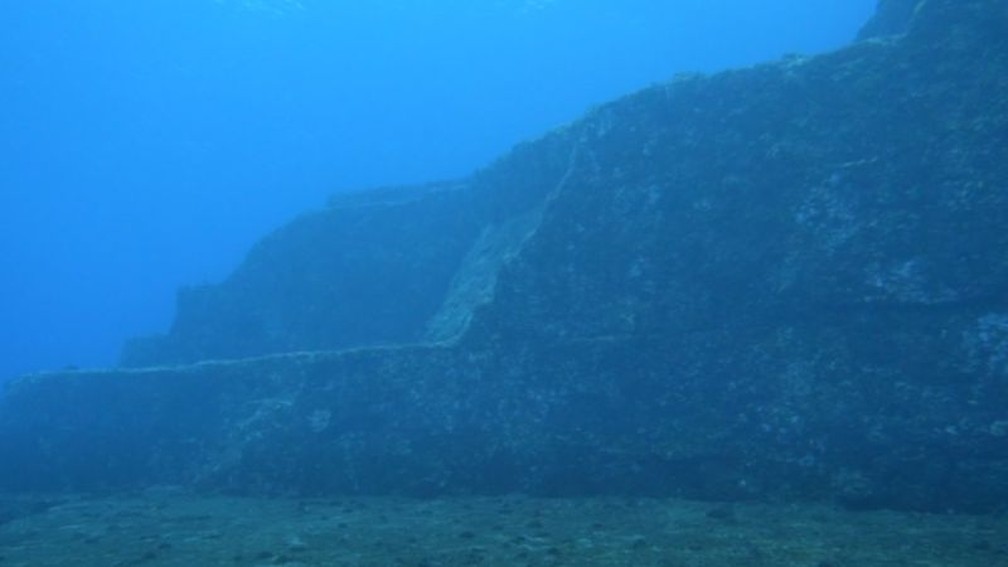 Muitos geólogos estudaram as estruturas misteriosas de Yonaguni, e a maioria acredita que se trata de uma formação natural — Foto: BBC