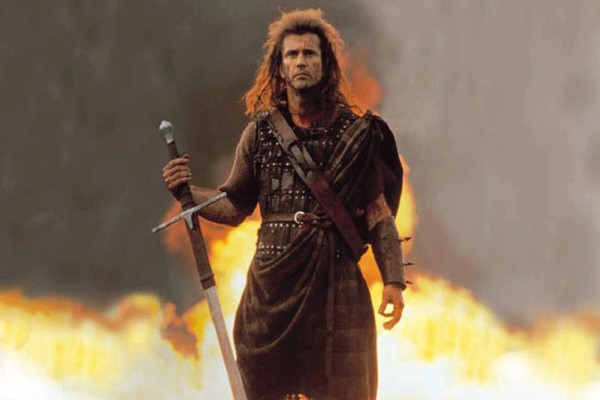 O ator Mel Gibson em Coração Valente (1995) com a espada que irá a leilão (Foto: Reprodução)